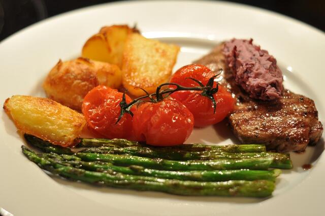 Kalvytterfilé med rostad potatis och kryddsmör