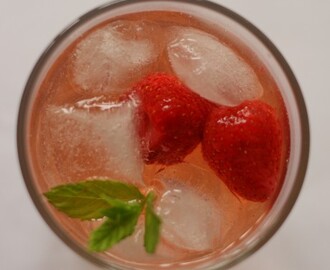 Fläder-GT med jordgubbar och mynta - sommarens somrigaste drink?