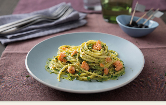 Spaghetti Eko med Pesto alla Genovese och lax