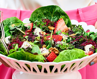 Sallad med jordgubbar, getost och valnötter