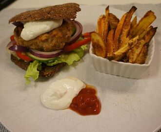 kycklingburgare i proteinbröd med sötpotatis- och potatisfries