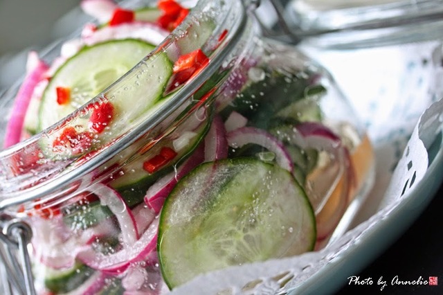 Gurksallad med rödlök och chili