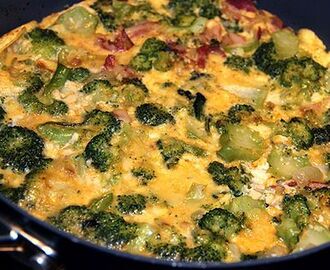 Rejäl omelett med bacon & broccoli