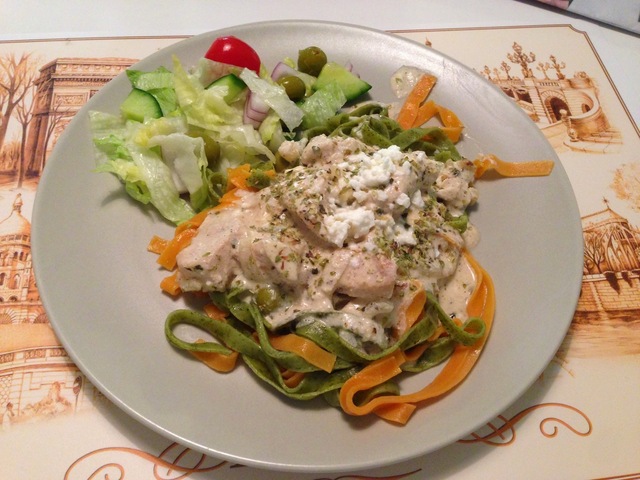 Recept: Grekisk kyckling med fetaost och oliver