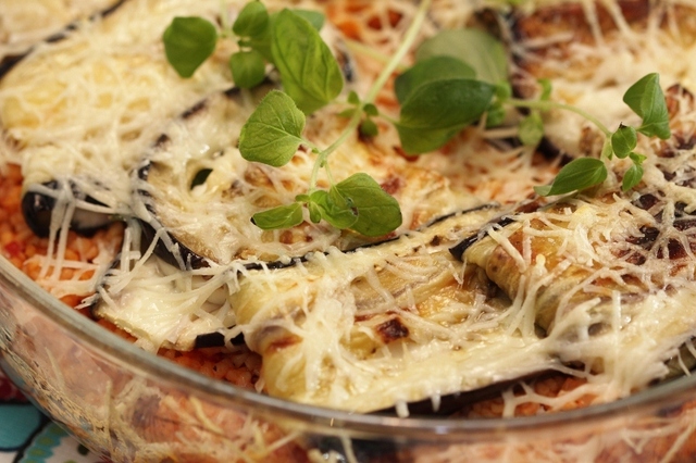 Tomatmustig bulgur med auberginelindad halloumi - gratinerat med parmesan. "Oj, vad gott!"