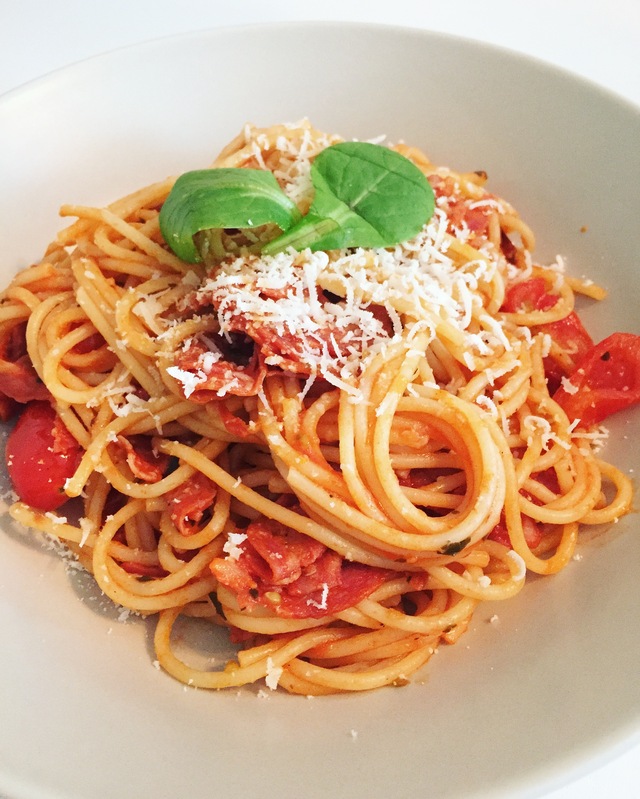 Spagetti med lufttorkad chorizo, tomat och vitlök