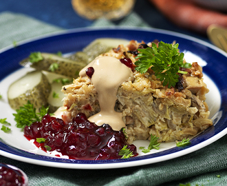 Vegetarisk kålpudding med gräddsås och lingon recept