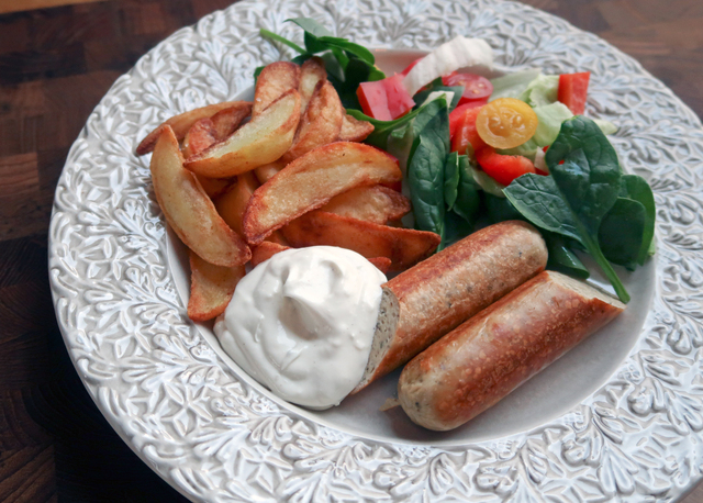 Quorn Bratwurst med klyftpotatis och kall sås