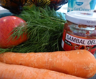 Dagens lunch - rökt lax med het röra med äpple, morot och dill