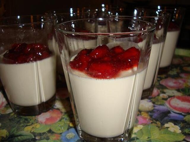 Vaniljpannacotta med karamelliserade jordgubbar