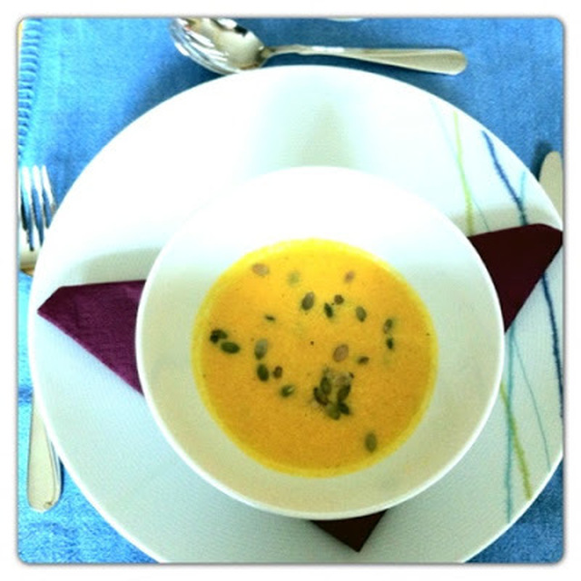 Morotssoppa med apelsin och pumpafrön , bra start på lyxlunch.