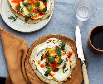 Stekpannebröd med ägg och yoghurt