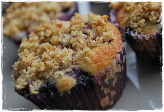 Blåbärsmuffins med vitchoklad och havretopping