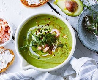 Avokado- och grön ärtsoppa med räkor, ärtskott och chiliflakes