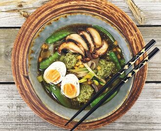 Het ramen med zucchininudlar, sugarsnaps, pesto och ägg