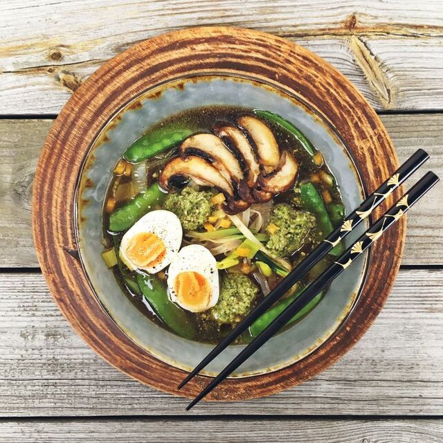 Het ramen med zucchininudlar, sugarsnaps, pesto och ägg