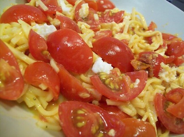 Färsk Pasta med Tomatsås & Mozzarella