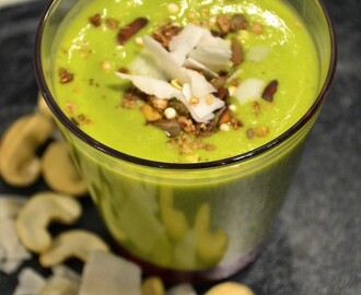 Grön smoothie med spenat och cashew