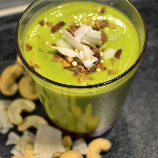 Grön smoothie med spenat och cashew