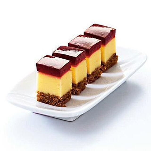 Västerbottensost-cheesecake med vinbärstopping