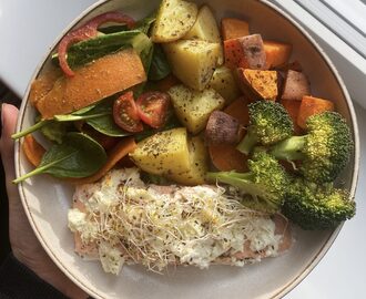 Ugnsbakad lax med fetaost och ugnsrostad sötpotatis, potatis och broccoli