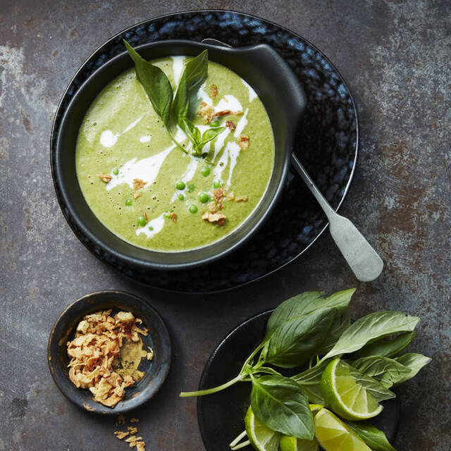 Grön thaisoppa med kokosgrädde och rostad lök