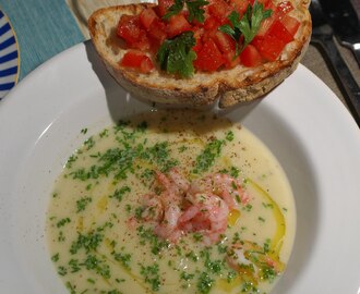 Potatis & palsternackssoppa med räkor serverad med tomatbruchetta