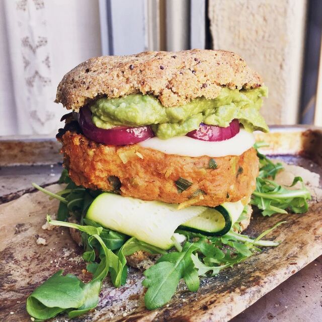 Sötpotatisburgare med glutenfritt hamburgerbröd på mandelmjöl