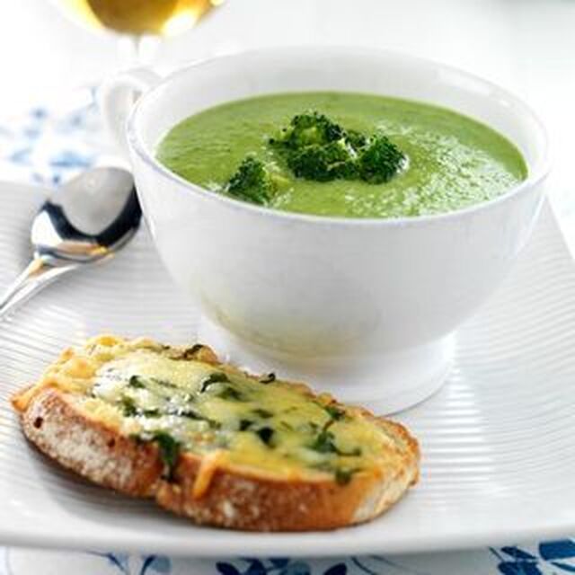 Broccolisoppa med toast