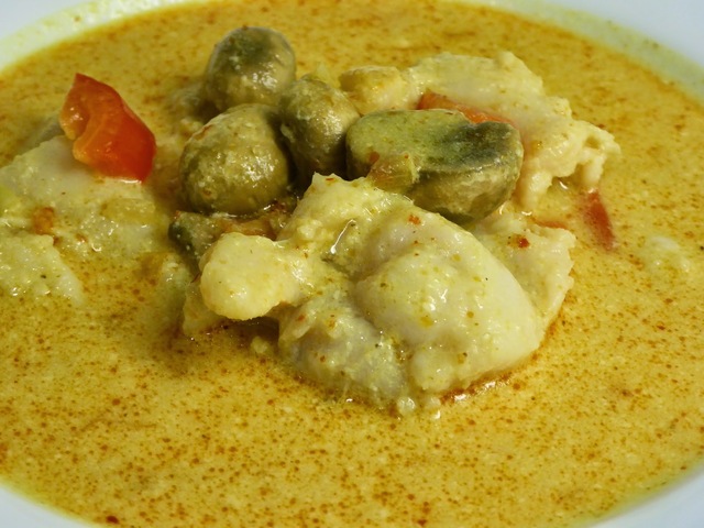 Fisksoppa med red curry och kokosmjölk