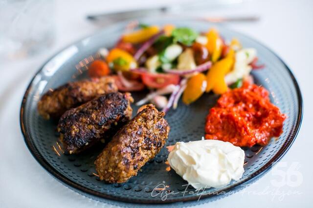 Cevapcici med ajvar och tomatsallad