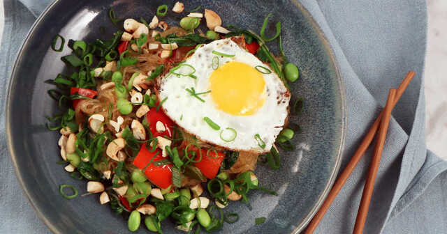 Glasnudlar med edamame, cashewnötter och ägg