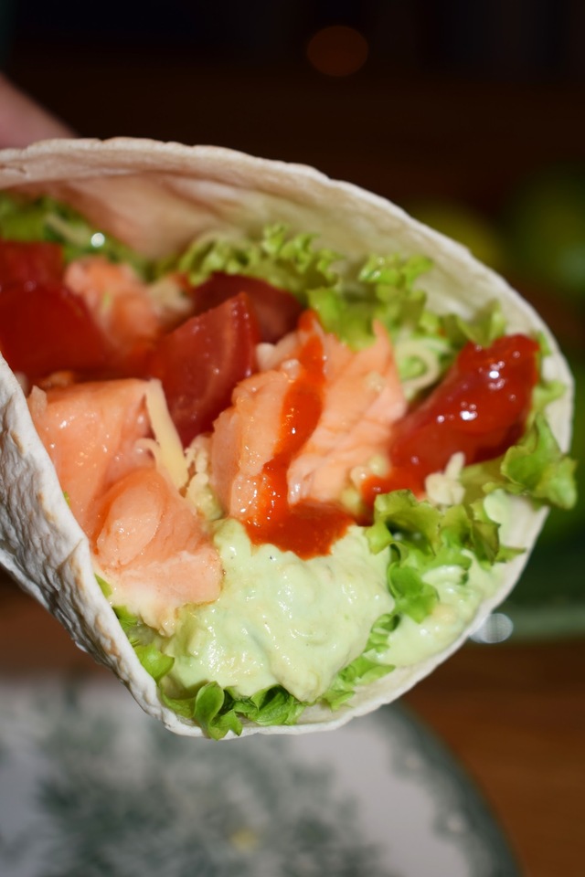 Wrap med teriyakilax och sweet chili guacamole