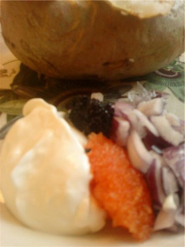Bakad potatis med fraiche, caviar och rödlök