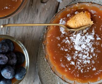 Krämig karamellpannacotta med salt kolasås