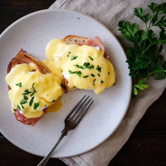 Ägg Benedict – pocherat ägg med hollandaisesås