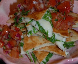 Halloumifylld tortilla med tomatsalsa