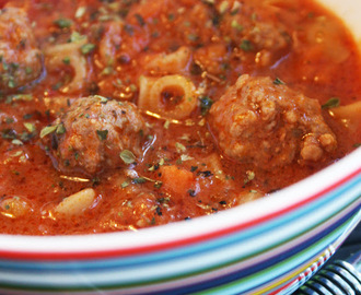 Mustig tomatsoppa med minifrikadeller och pasta