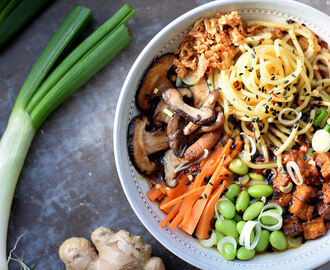 Ramen med svamp- och ingefärsbuljong & 4 sorters lök