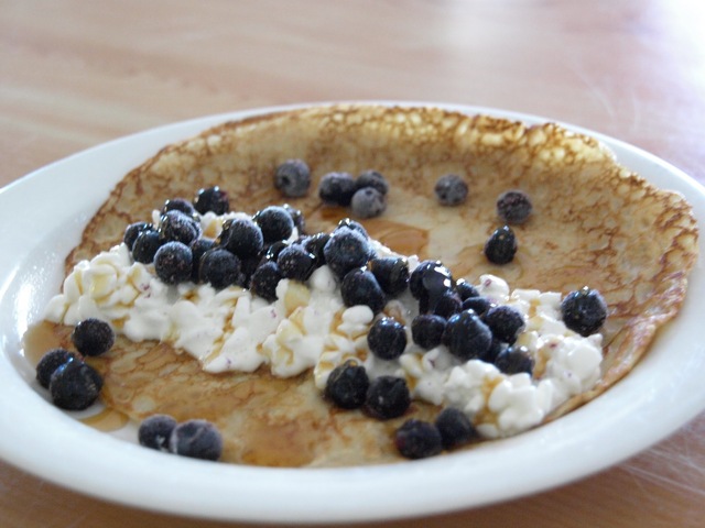 Pannkaka med keso och frysta blåbär