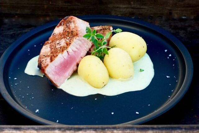 Grillad tonfisk med kokt färskpotatis & krämig örtsås!