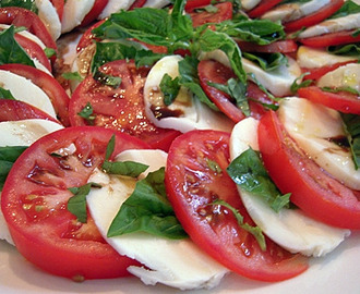 Sallad på mozzarella, basilika, pinjenötter och färska tomater