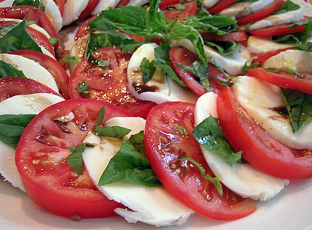 Sallad på mozzarella, basilika, pinjenötter och färska tomater