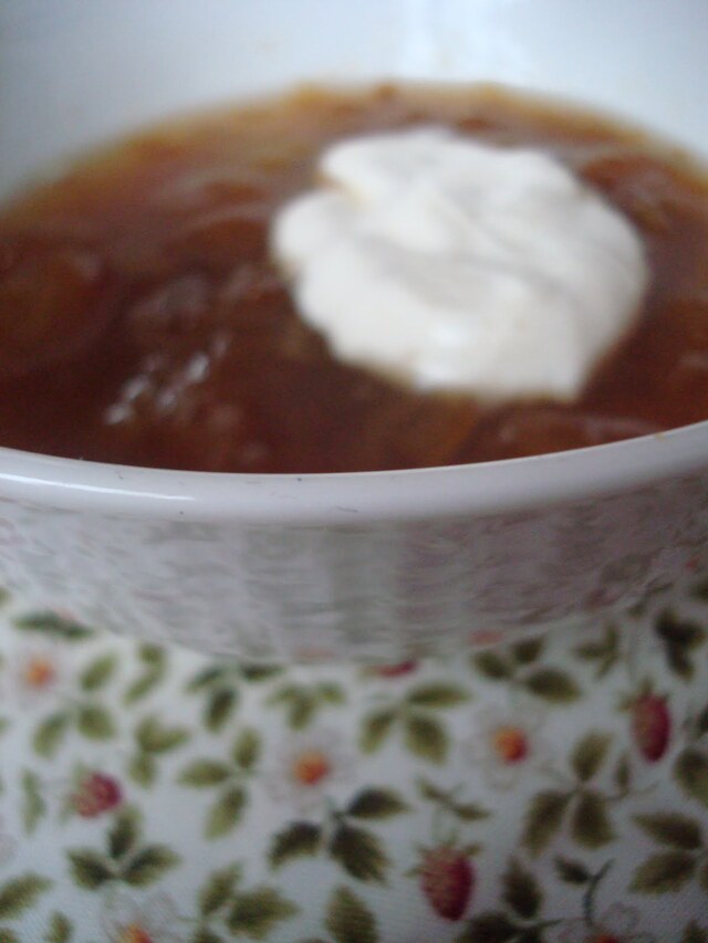 Servera en somrig plommonkompott med kardemummayoghurt!
