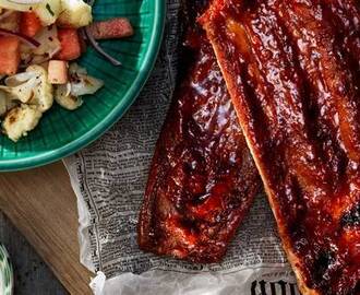 Grillade spareribs med bluecheese-dressing och melonsallad