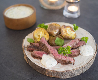 Flankstek med krossad potatis och syrlig örtkram