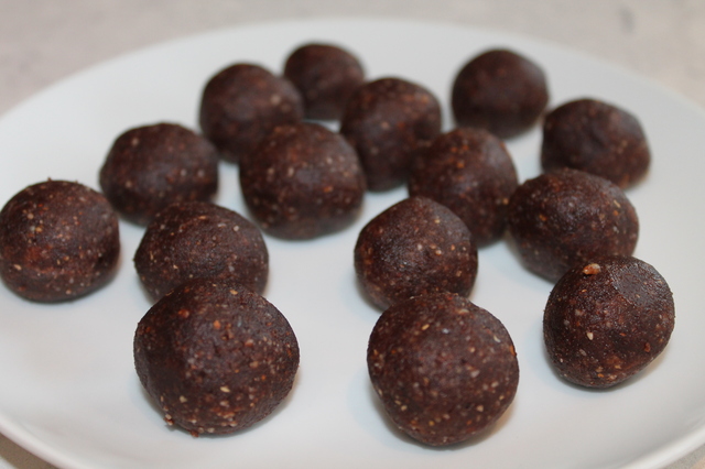 Choklad & jordnötsbollar – raw food