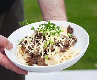 Handgjord Tagliatelle med vinbräserat kalvinnanlår och champinjoner