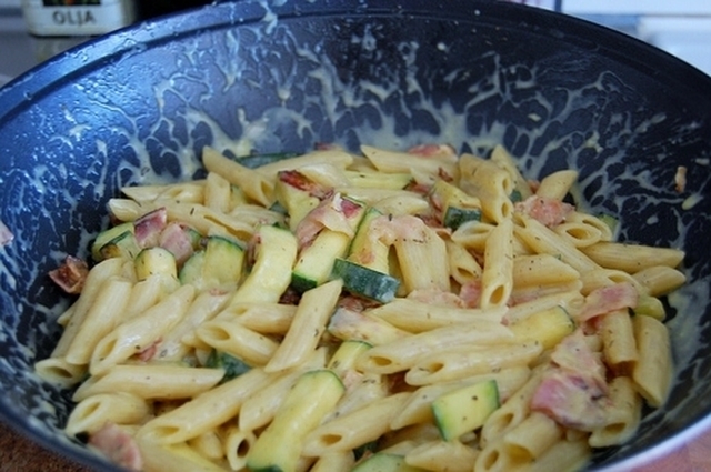 Patsa carbonara med zucchini