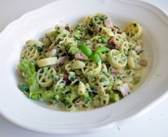 RECEPT: gräddig pastarätt med kycklingbacon, broccoli och spenat